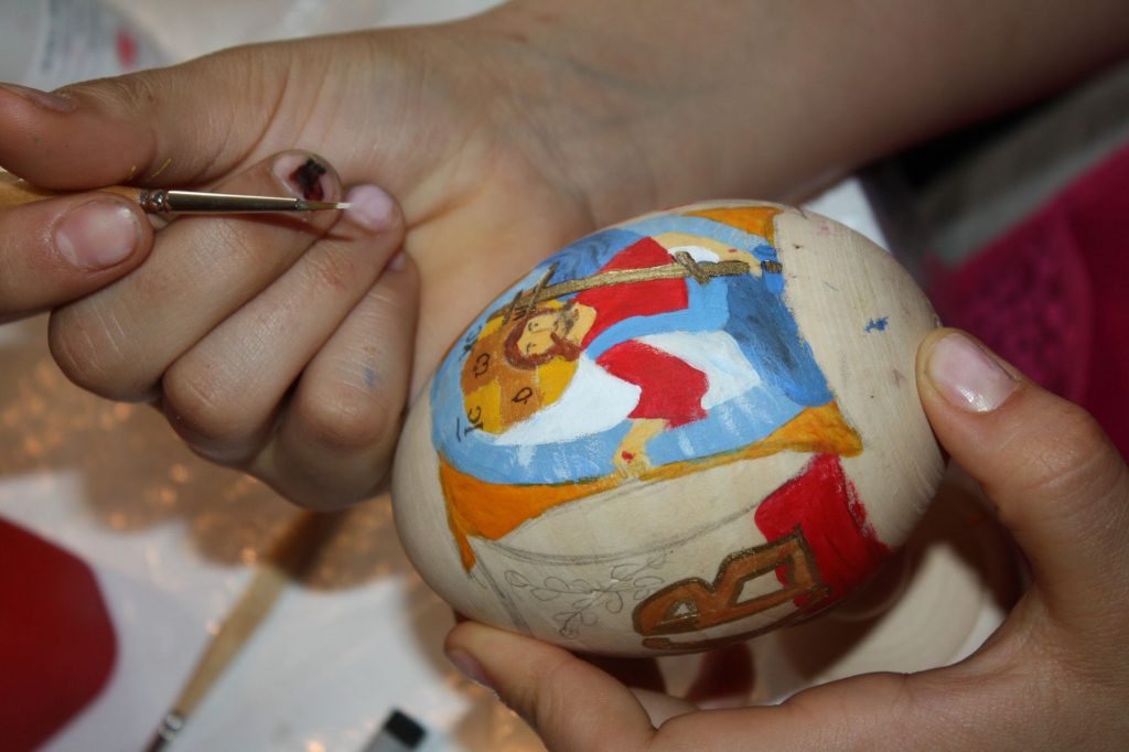 Роспись деревянных яиц к Пасхе