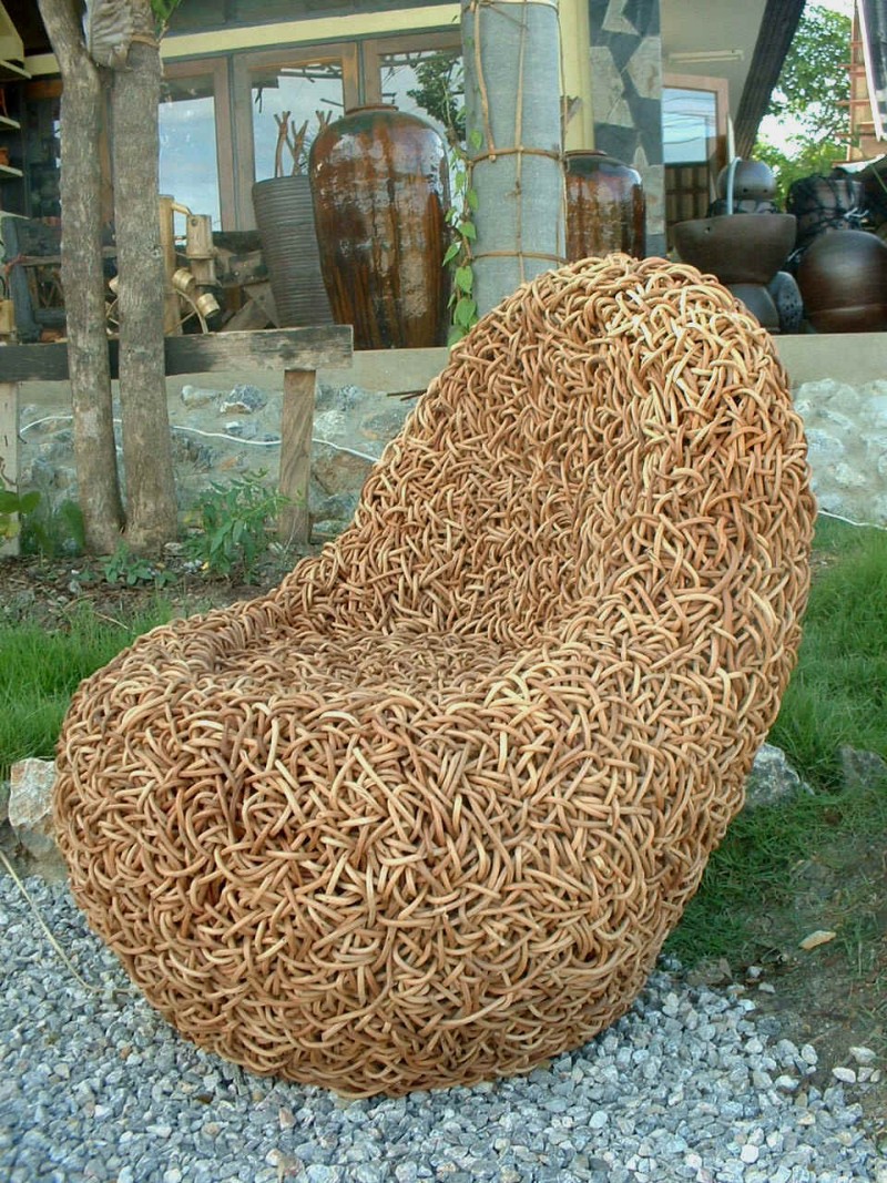Ротанговое кресло из переплетенной лозы