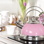 Фото 30: Металлический чайник в розовом цвете