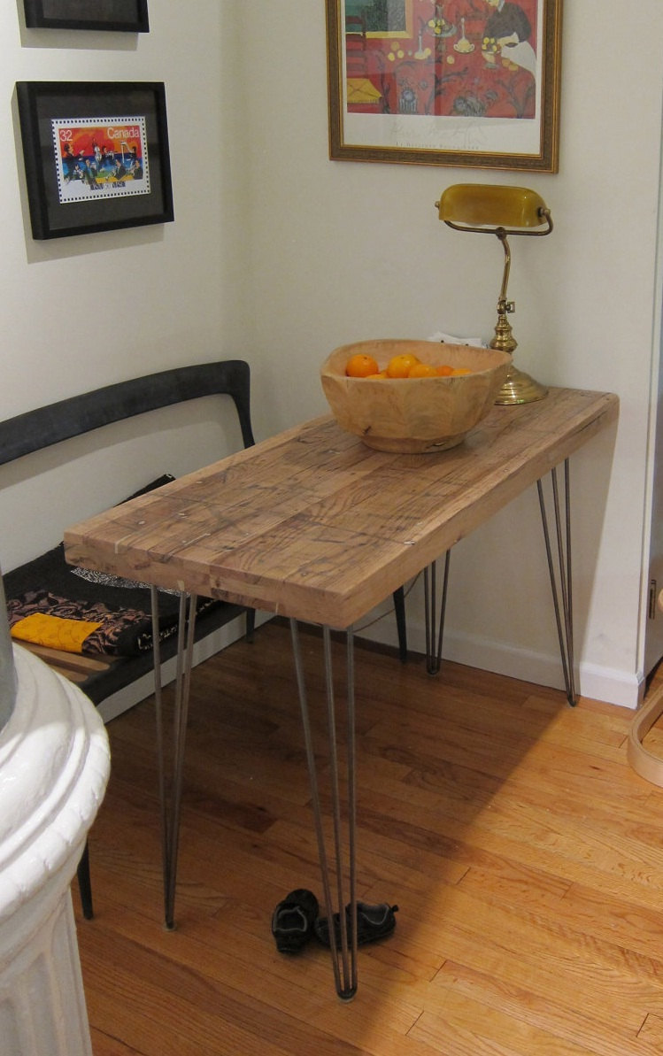 Узкий стол и скамейка для небольшой кухни