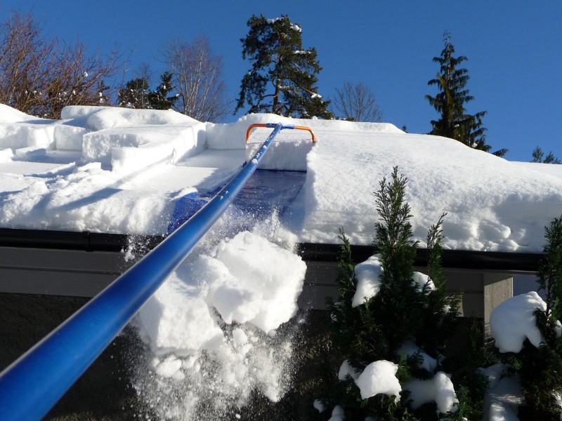 Уборка снега с крыши скребком