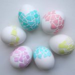 Фото 53: Украшение яиц раскрашенной мозаикой из скорлупы