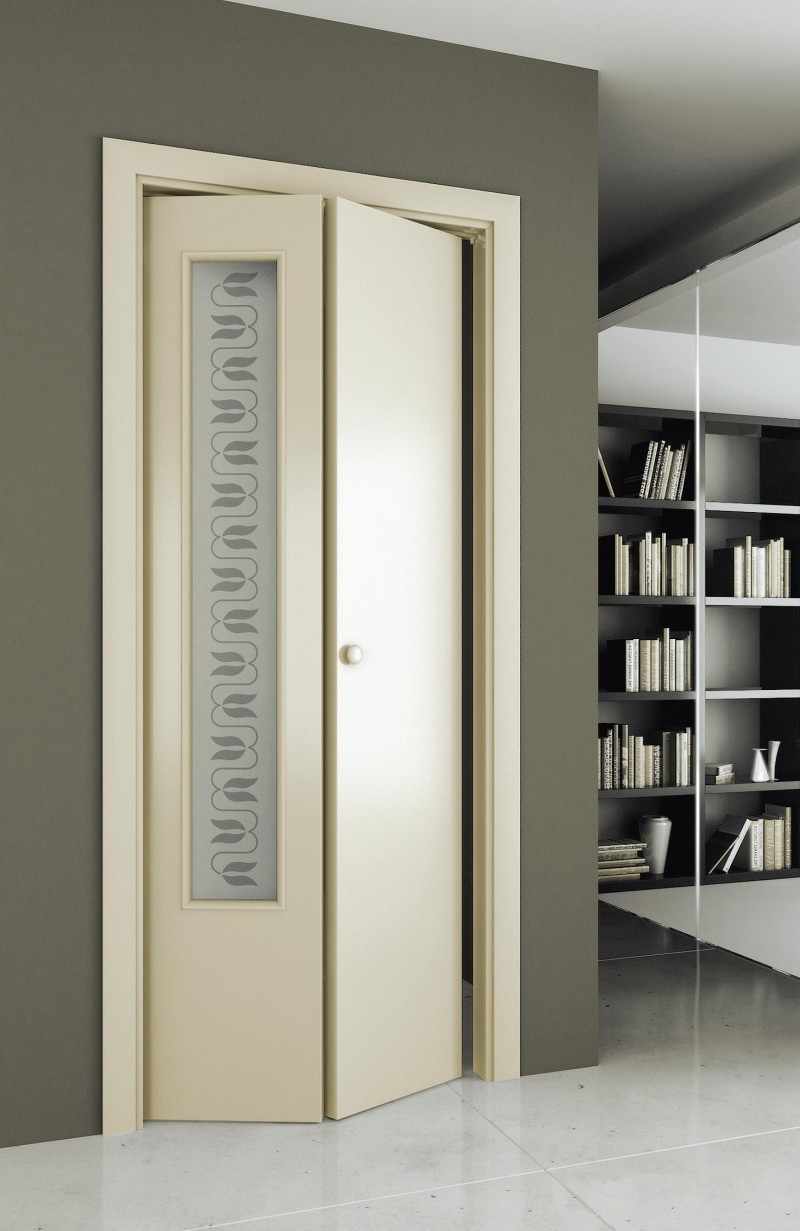 Узкая дверь-книжка белого цвета со стеклянной вставкой