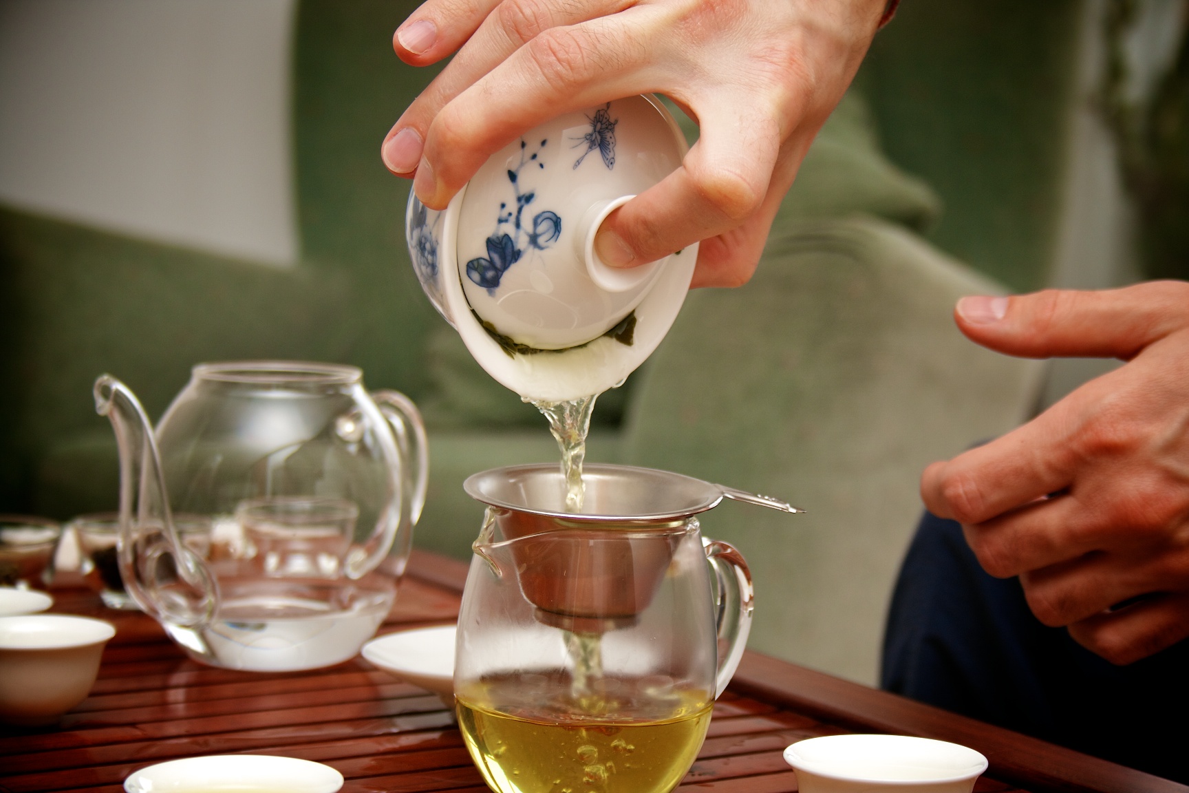 Налей воды в чай. Гайвань чайная церемония. Китайский чайник гайвань. Заваривать чай. Заварка чая.