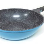 Фото 31: Покрытие каменной сковороды снаружи голубым цветом
