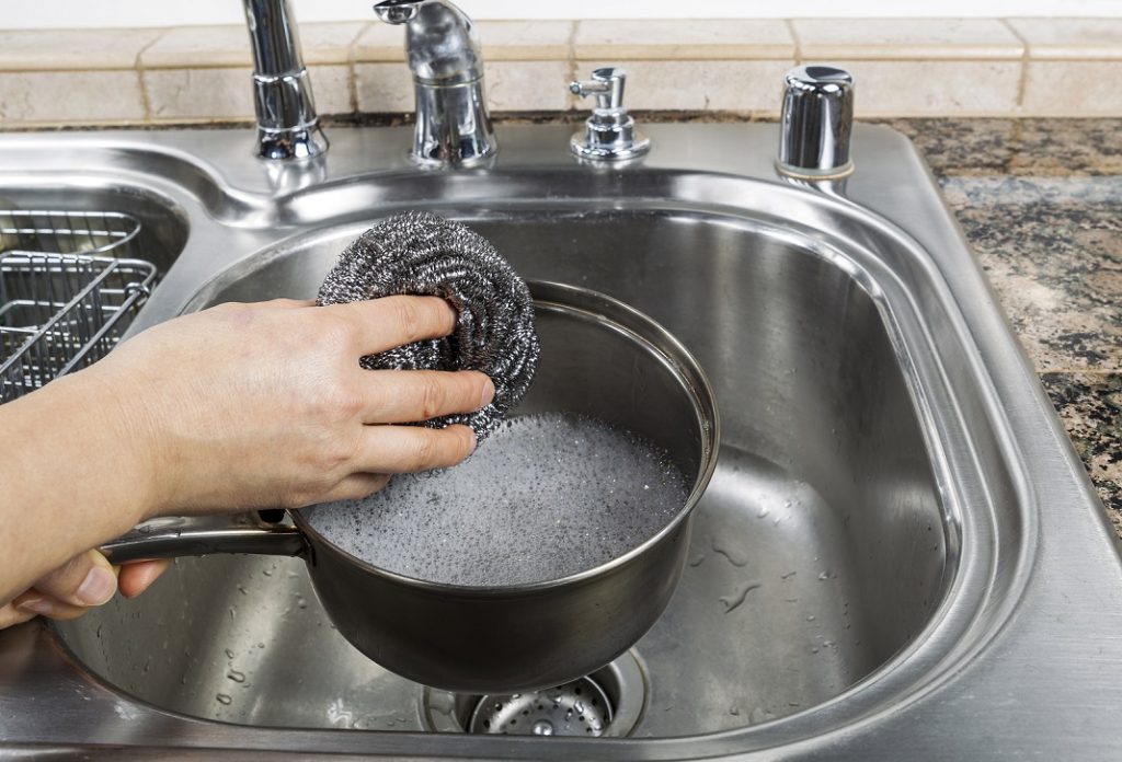 Мытье посуды из нержавеющей стали
