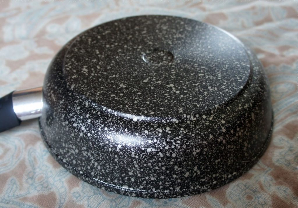 Каменное покрытие на внешней стороне сковороды