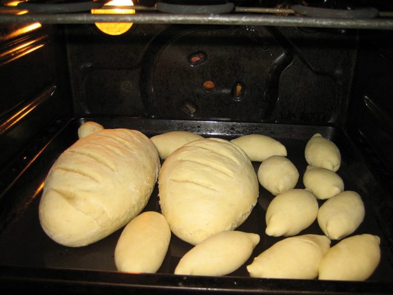 где лучше печь хлеб в духовке или хлебопечке