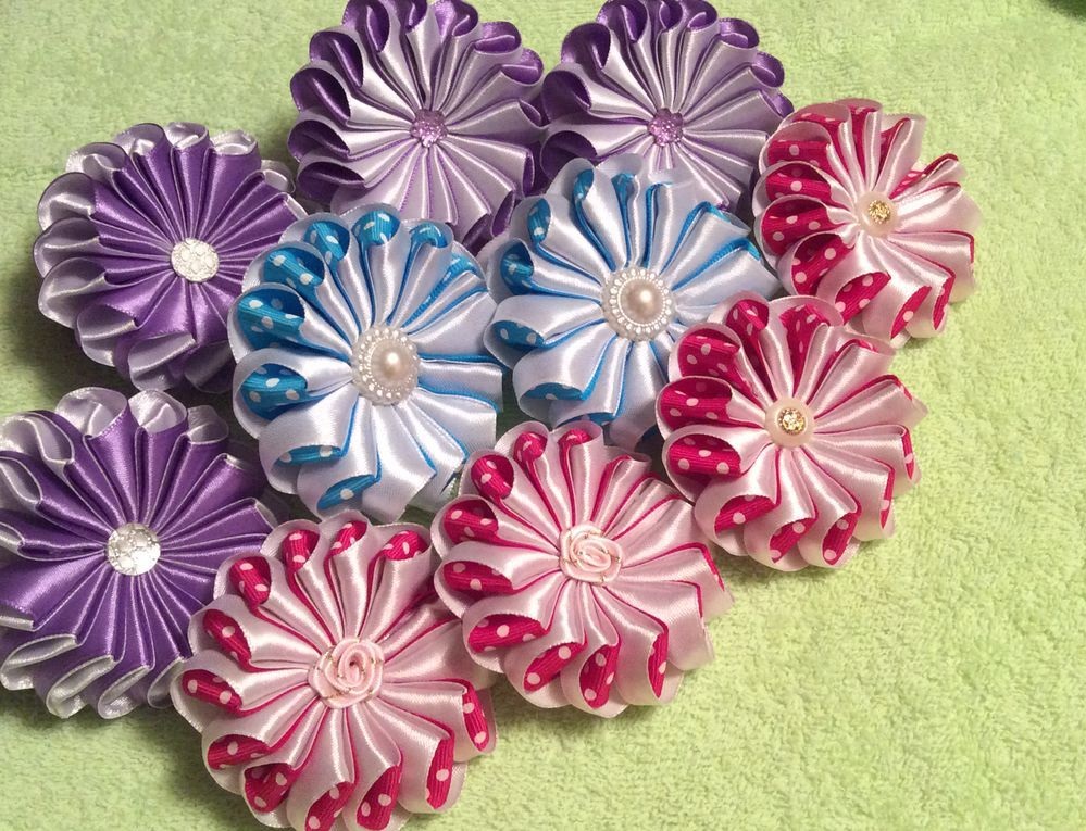 Новинки из атласных лент. Цветы канзаши. Новинки из атласных лент. Канзаши. Лерита бантики.