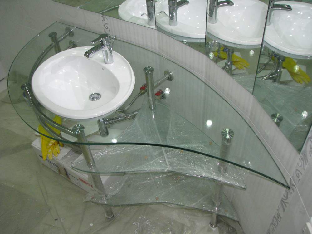Стеклянная столешница в ванной