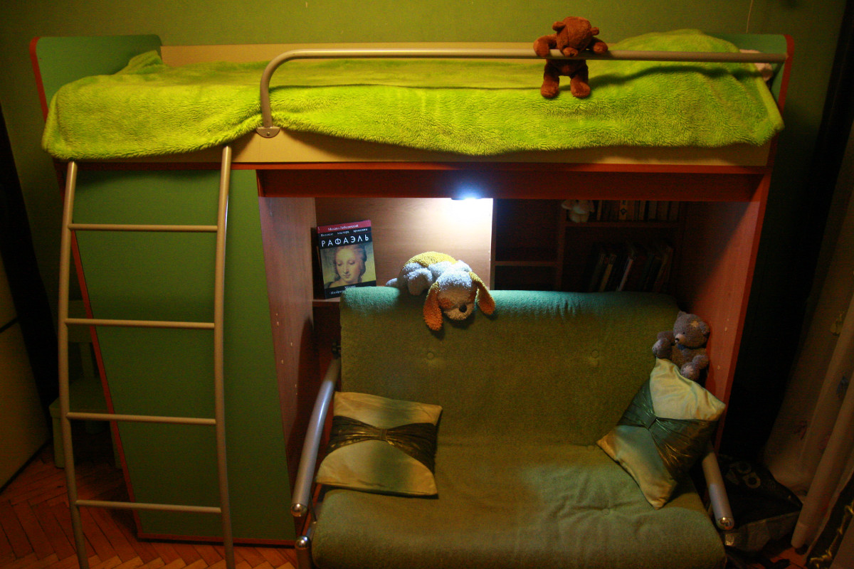 Кровать чердак с диваном внизу пример