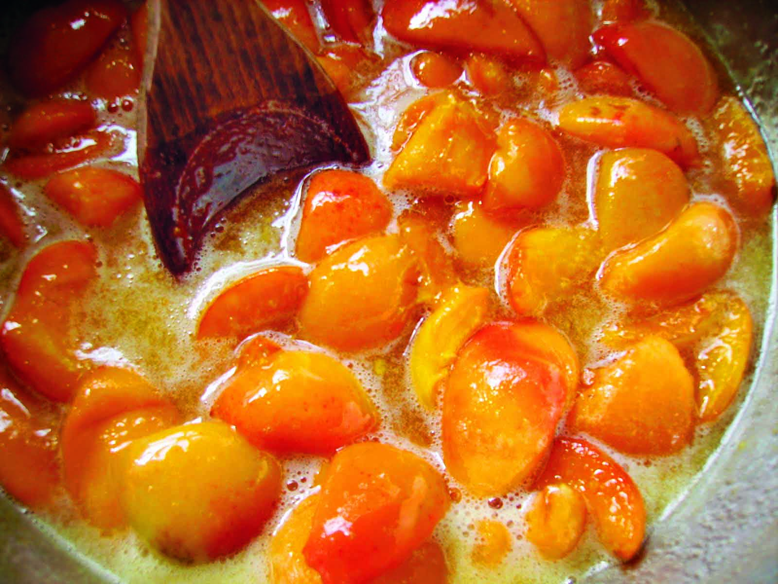 Процесс приготовления варенья из абрикосов на зиму