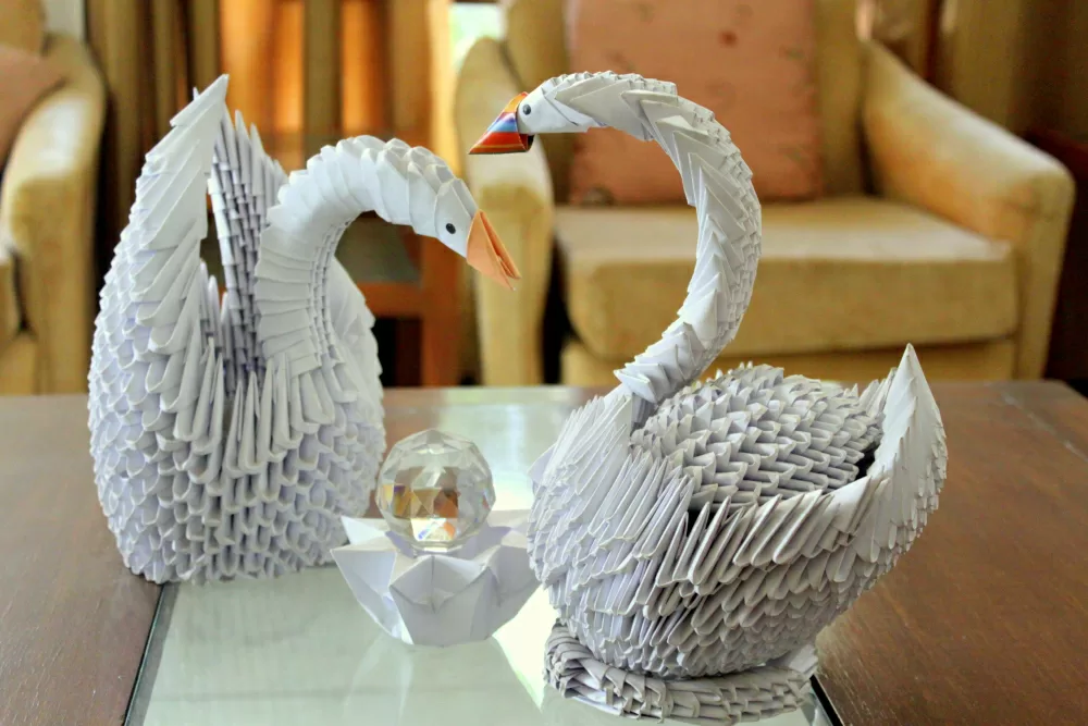 Бумажный лебедь. Лебедь шипун оригами. Модульное оригами. Объемный лебедь. Поделка лебедь из бумаги.