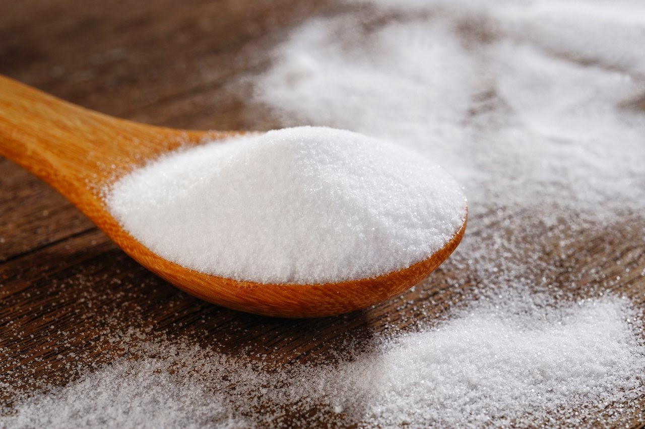 Соль используют для удаления застывшей крови с дивана