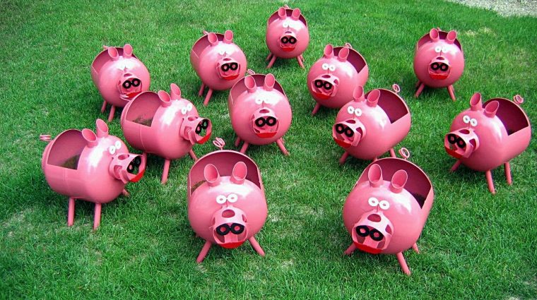 Фото 1: Свиньи из пластмассовых бутылок