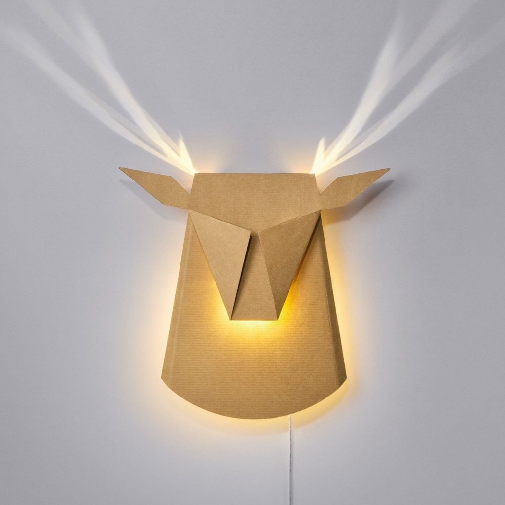 Бумажный фонарь в виде головы оленя в интерьере