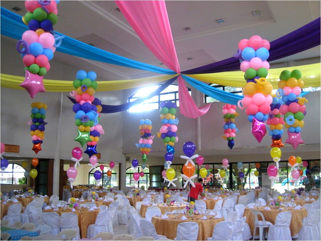 Украшение зала воздушными шарами