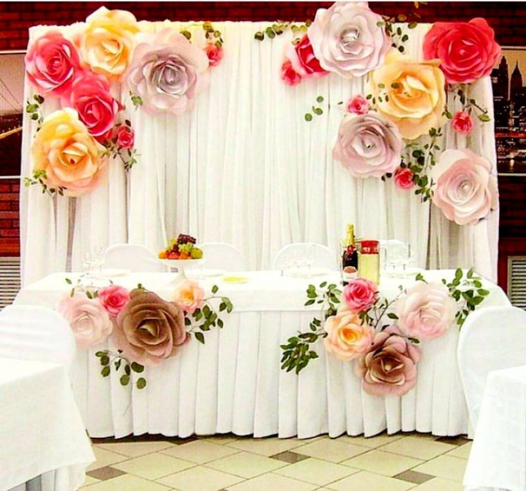 Фото 32: boljshie_bumazhnye_cvety_dlya_ukrasheniya_zala