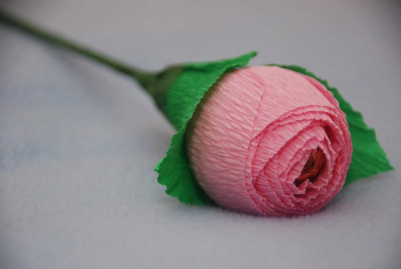 Бутон розы из гофрированной бумаги