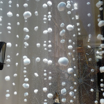 Фото 15: Гирлянда-штора из ватных шариков