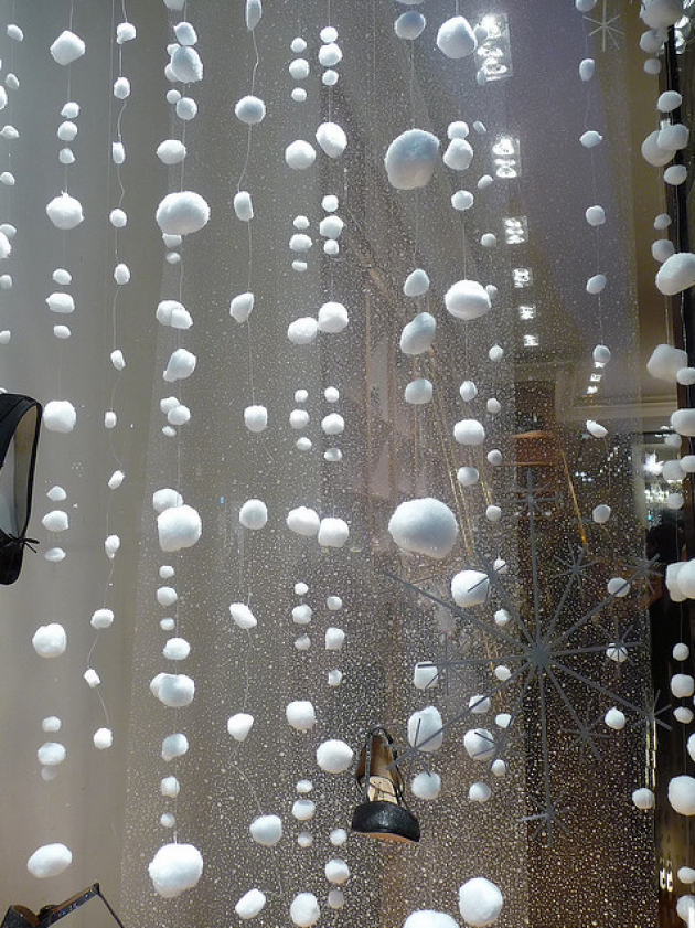 Гирлянда-штора из ватных шариков