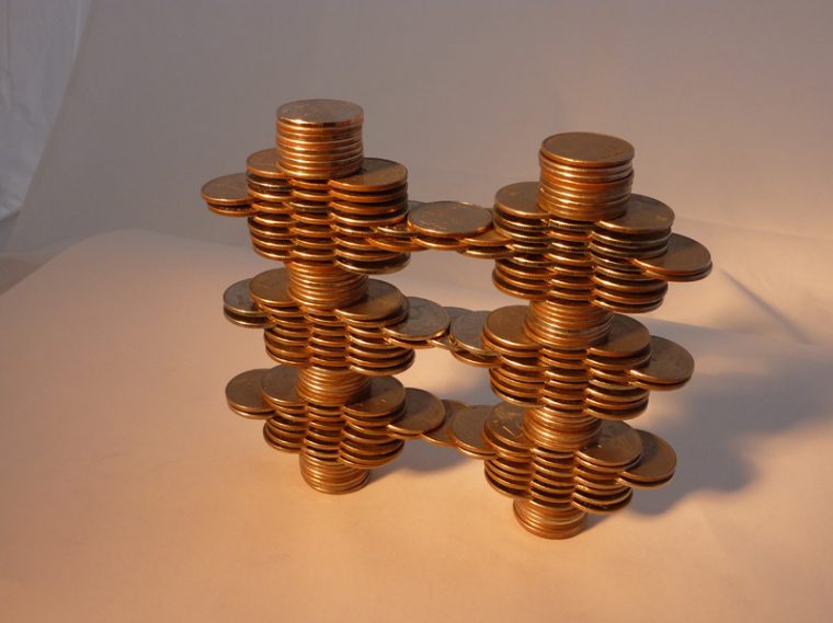 Фото 1: Пирамида из монет