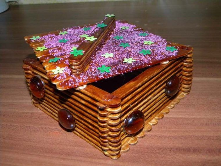 Фото 1: Шкатулка из палочек от мороженого