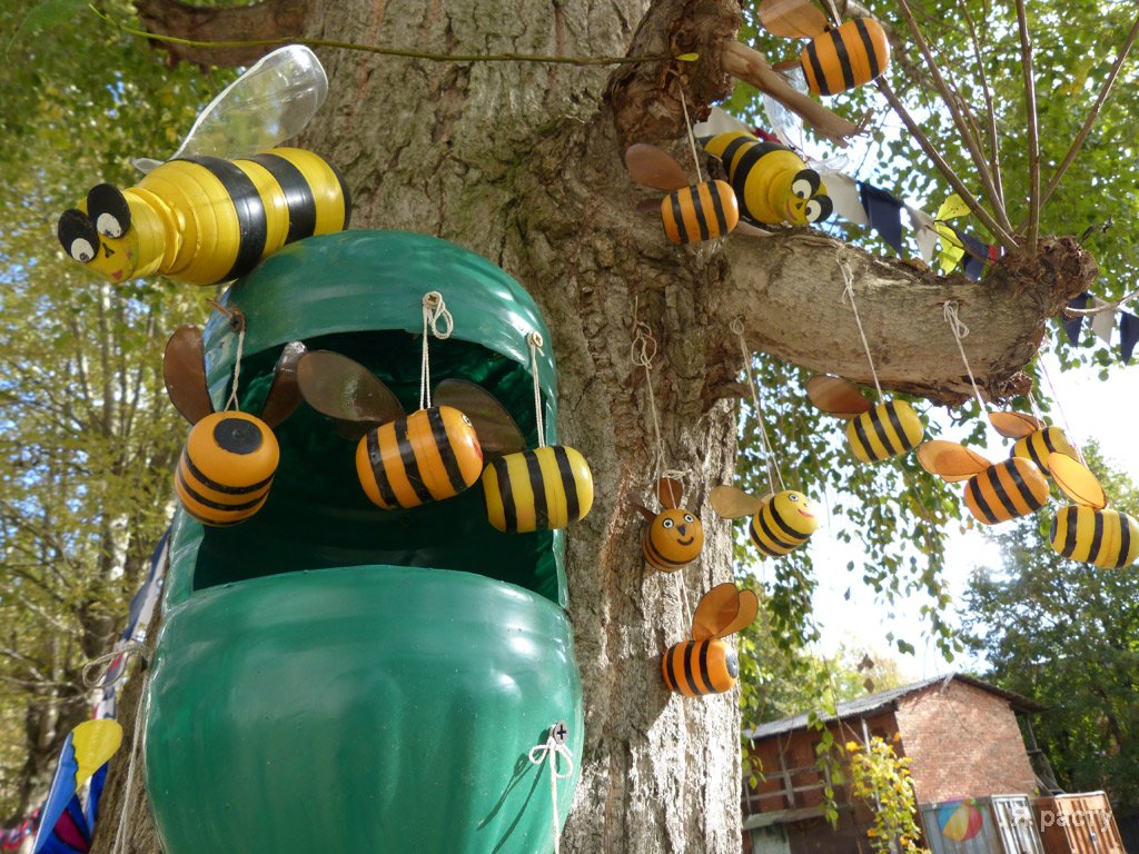 Улей и пчелы из пластиковых бутылок и киндеров