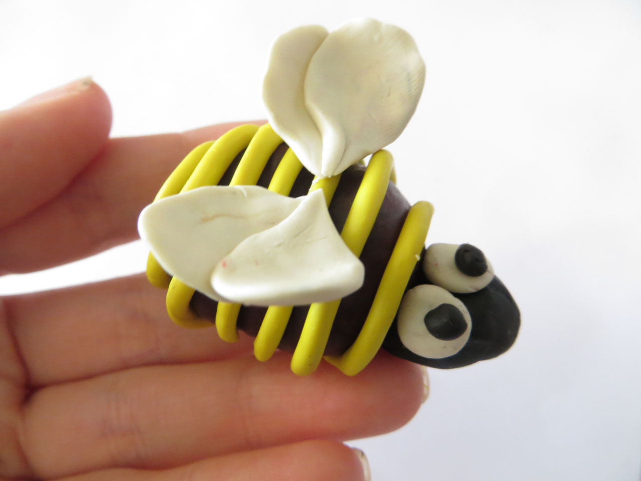 Пчелка из пластилина