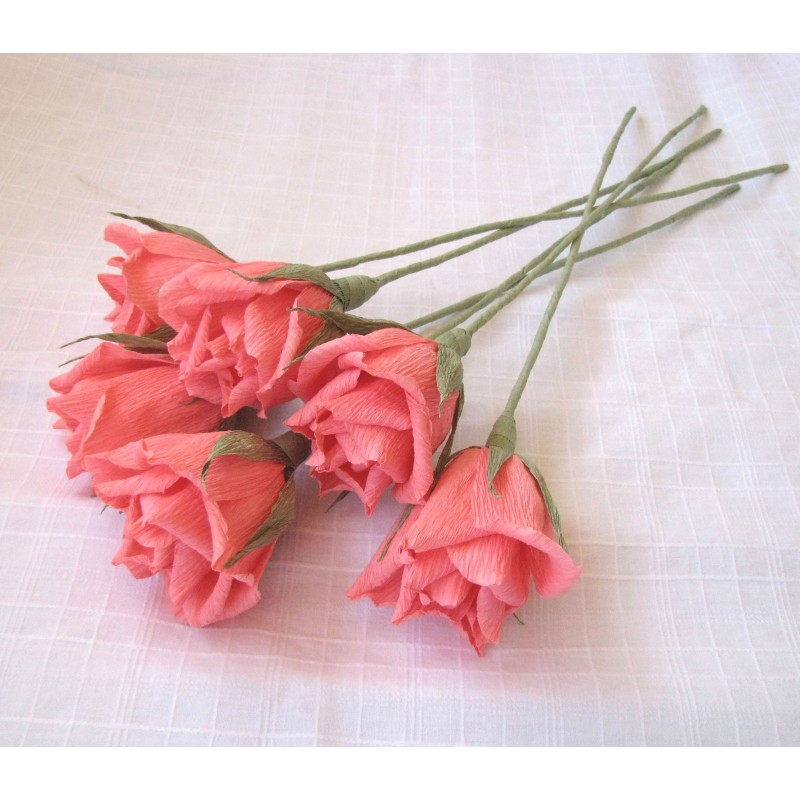 Розовые розы из гофрированной бумаги