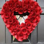 Фото 28: Венок в виде сердца из бумажных роз