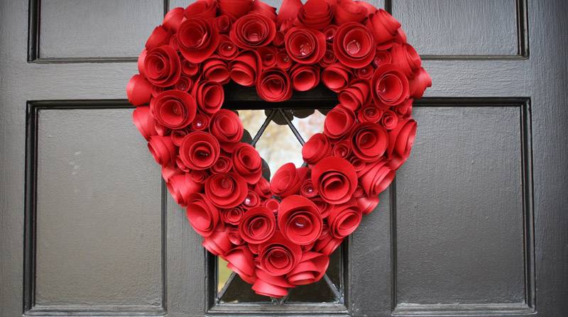 Венок в виде сердца из бумажных роз