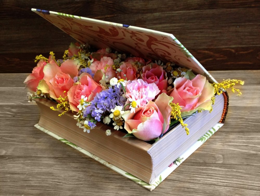 Оригинальным подарком могут стать цветы в коробке-книге