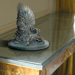 Фото 62: Держатель-статуэтка "Железный трон"