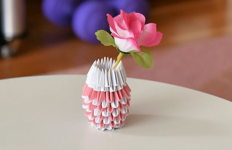 Маленькая ваза в технике модульного оригами