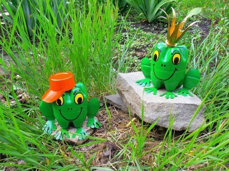 Украшение из бутылок для вашего сада в виде лягушки удивит простотой в изготовлении
