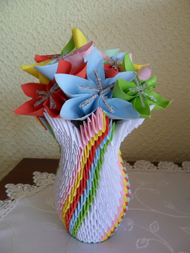 Ваза в технике оригами с цветами из модулей