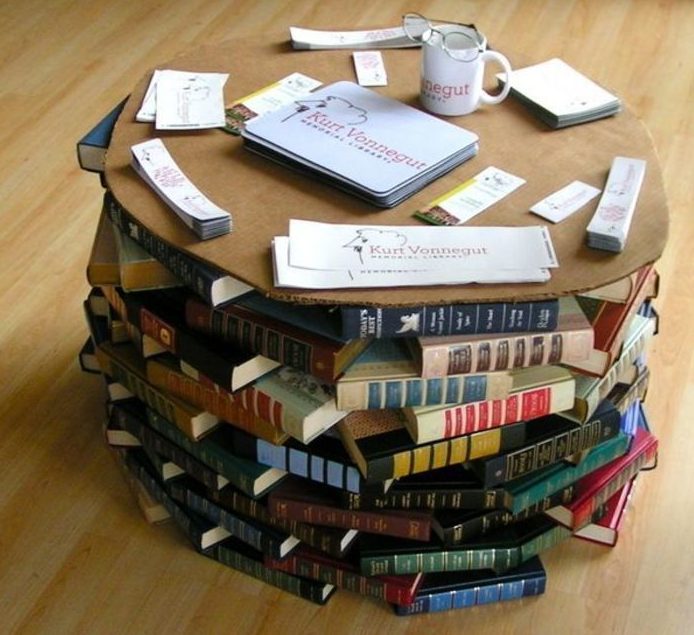 Журнальный столик можно сделать как целиком из книг, так и только его ножки
