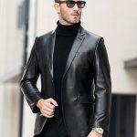 Фото 46: Черный кожаный пиджак с водолазкой