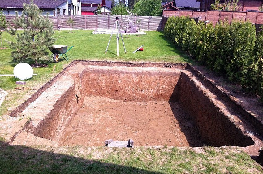 Для обеспечения надежного дренажа в середине котлована можно сделать небольшую яму