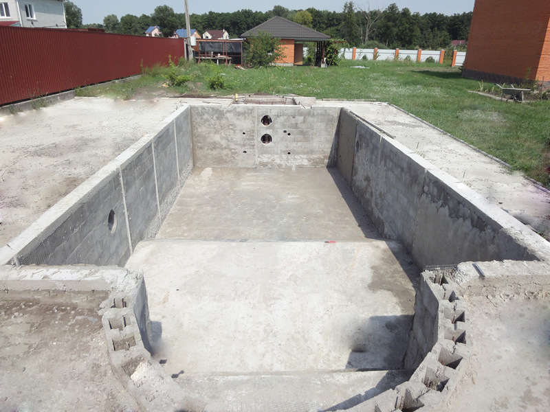 Наиболее популярный вариант собственного водоема – бетонный бассейн