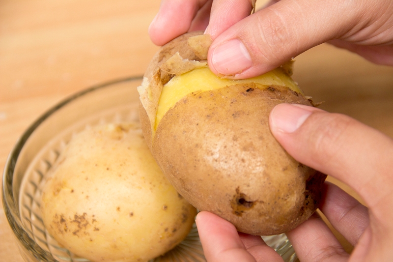 Эффективно устраняет загрязнения картофельная кожура