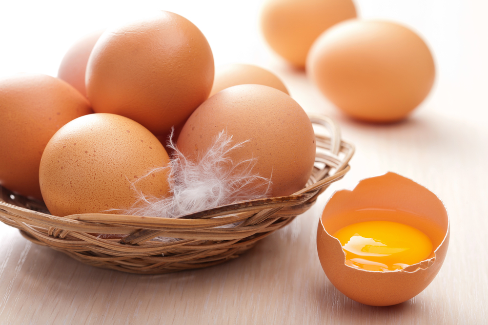 Куриные яйца помогут вернуть шкурке былой блеск