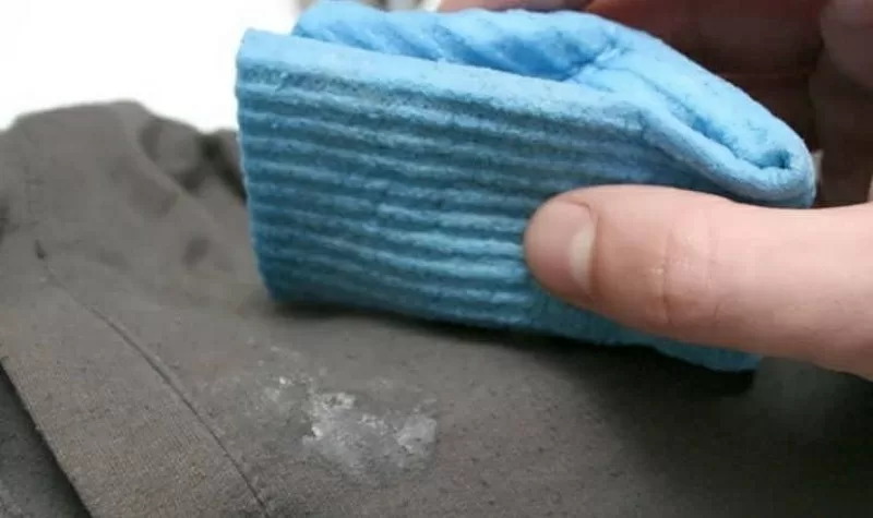 Как вывести клей с одежды и поверхностей: 2 проверенных способа