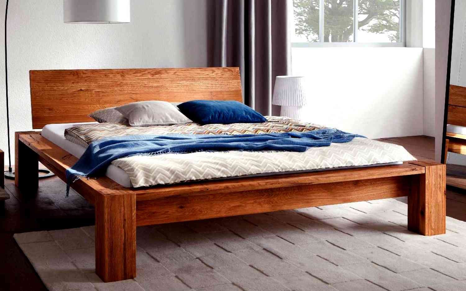 Кровать из массива дерева в современном стиле
