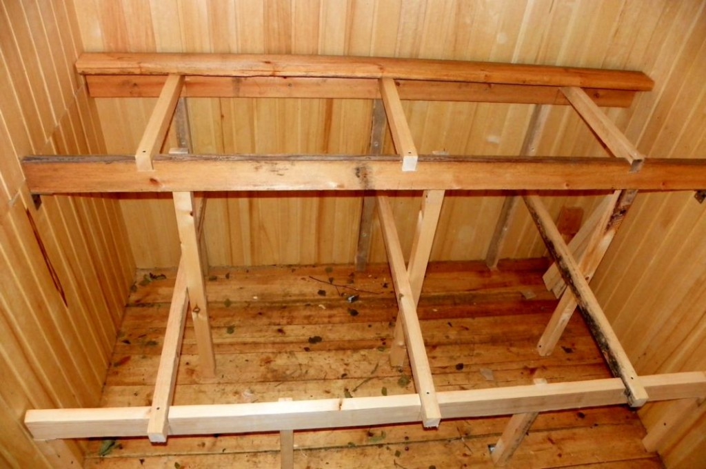 Первым этапом возведения полка для бани является изготовление древесного каркаса