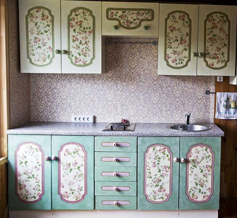 Обновление кухонного гарнитура с помощью обоев и краски