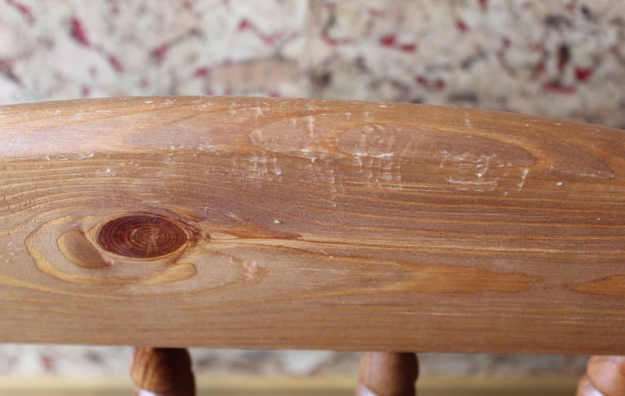Потертости деревянного стула