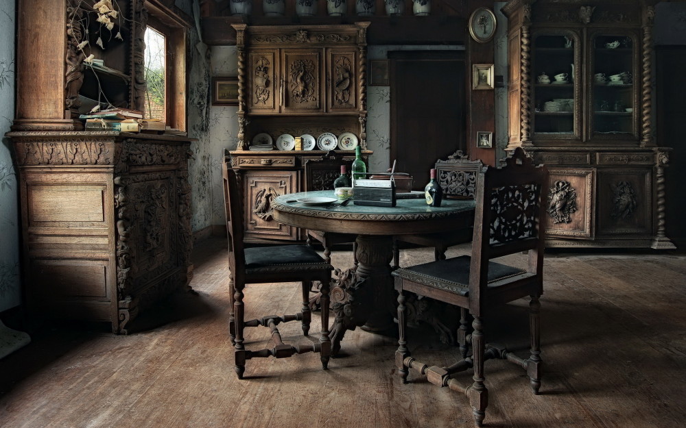 Интерьер с реставрированной стариной мебелью