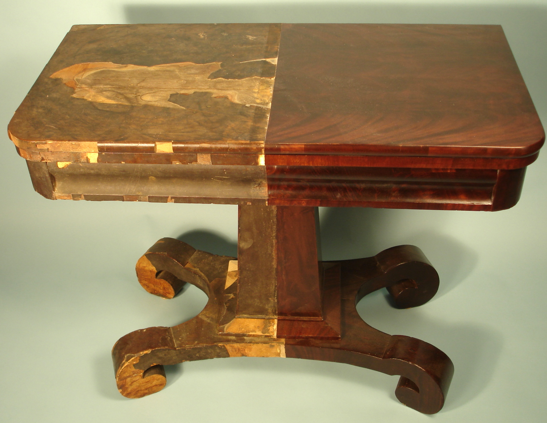 Ремонт реставрация мебели. Мебель из дерева лакированная. Деревянный лакированный стол. Старая лакированная мебель. Реставрируем деревянный столик.
